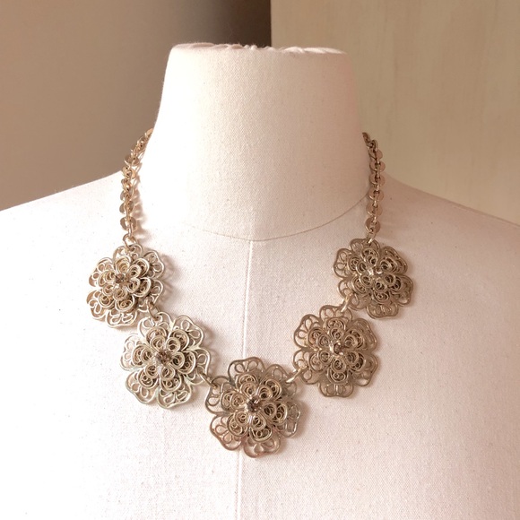 NWT Lucy & Laurel 5 Flower Crystal Embellished Necklace - Picture 4 of 11